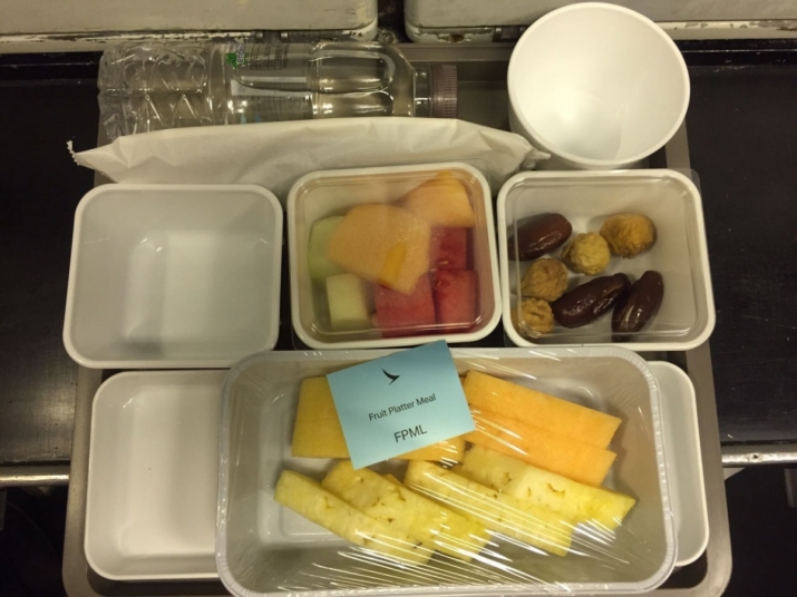 Yvonne曾吃過公司提供的素食特別餐，她亦喜歡機上的水果餐（圖：香港01）。