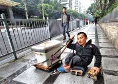 滑板車和小板凳支撐起唐昌映的人生（圖：中國新聞網）