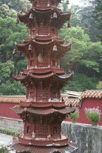 塔身主體結構,到細部配件如門窗、塔柱、斗拱、塔簷等,均以陶土分層燒製後堆疊而成