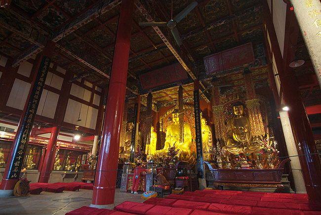 大雄寶殿內供奉釋迦、藥師、阿彌陀佛的三世佛像