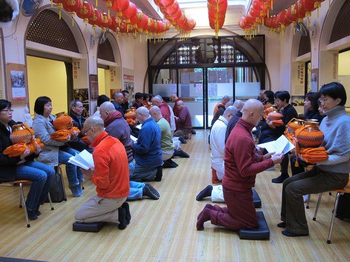 南傳出家儀式中，包含出家者感謝、辭別雙親，並由父母交付袈裟的環節。