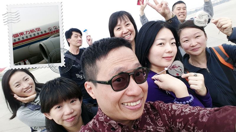 圖24: 臨別，送上每人一片菩提葉，願我等與眾生，皆共成佛道。（陳汶雄 攝）
