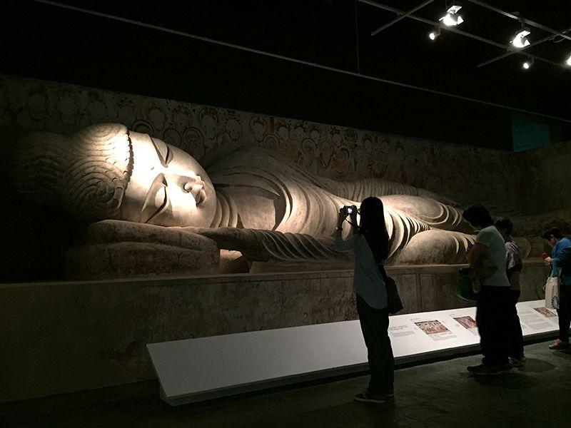 9. 敦煌莫高窟第158窟複製釋迦涅槃像長13米。（作者攝。2014冬）
