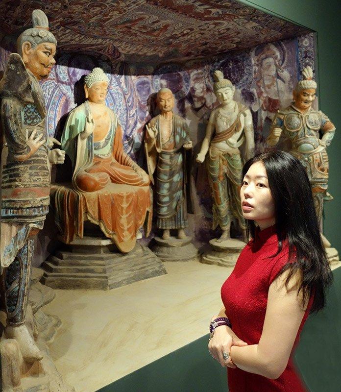 作者於莫高窟第45窟一鋪佛像前（攝：張偉鵬，2015春，香港）