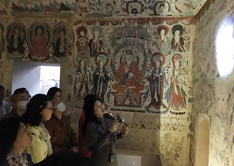作者於敦煌莫高窟第285複製窟講解壁畫內的佛法（攝：程廣泉，2016佛誕）