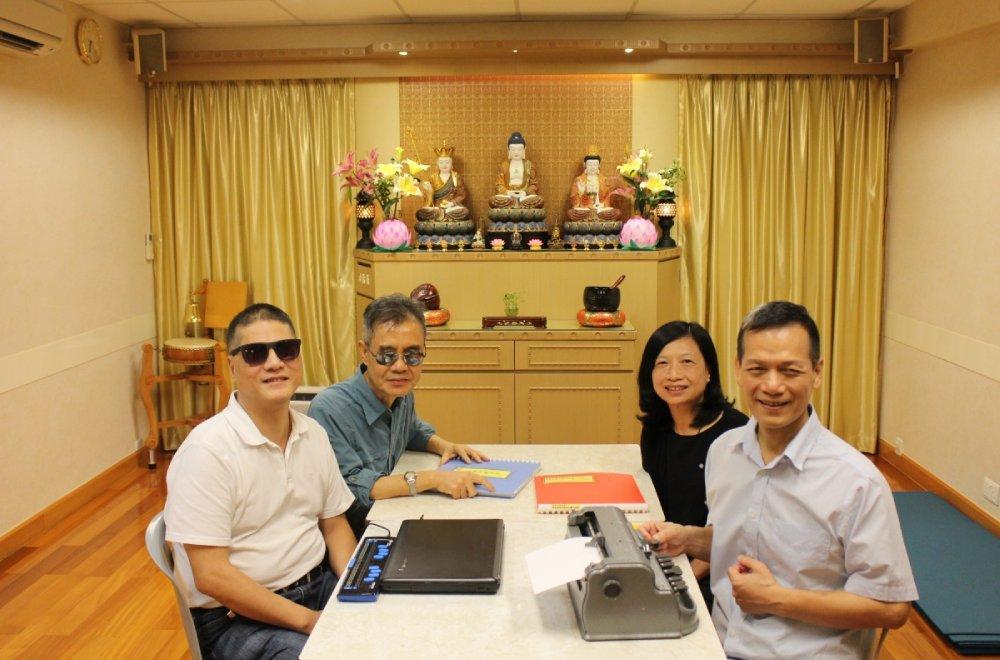 香港失明人佛教會核心成員：（右）創會總幹事文康廉及太太嚴麗珍、（左後）幹事李健、（左前）指導委員會成員范大耀
