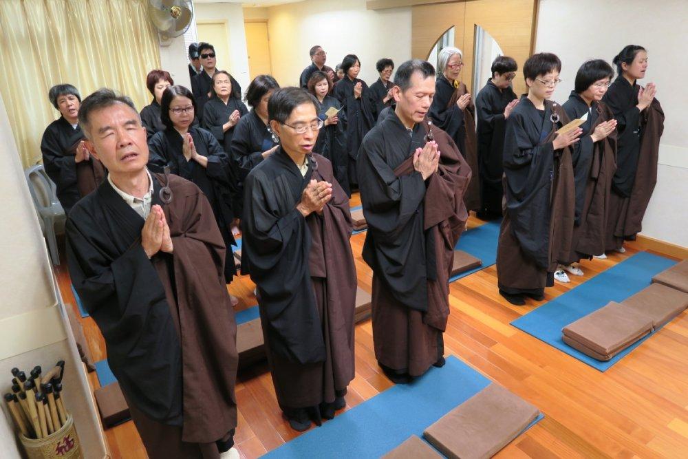 佛教會讓失明人士接受律儀訓練，並讓他們觸摸法器，有興趣者甚至可嘗試擔任維那、悅眾等職務。