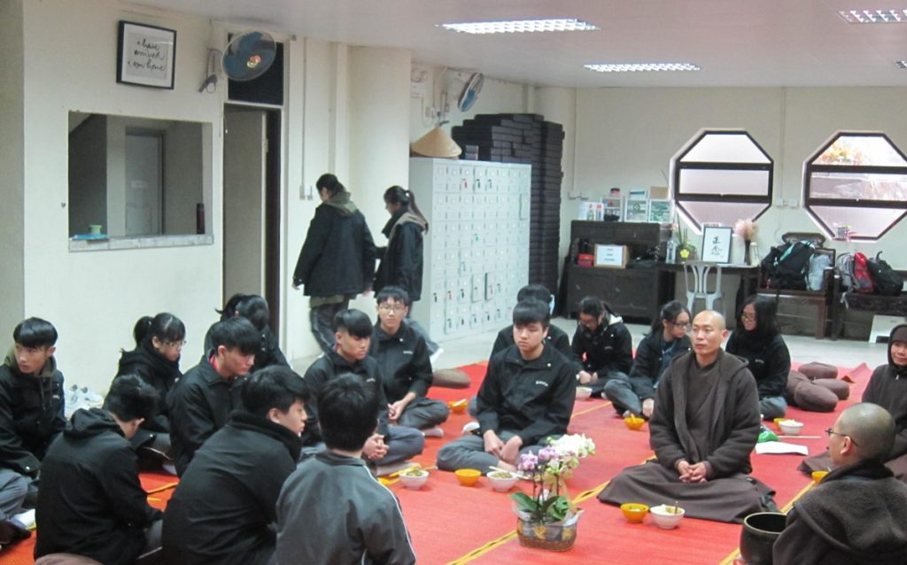 眾多同學在蓮池寺跟隨一行禪師的弟子修習（圖：佛教何南金中學）
