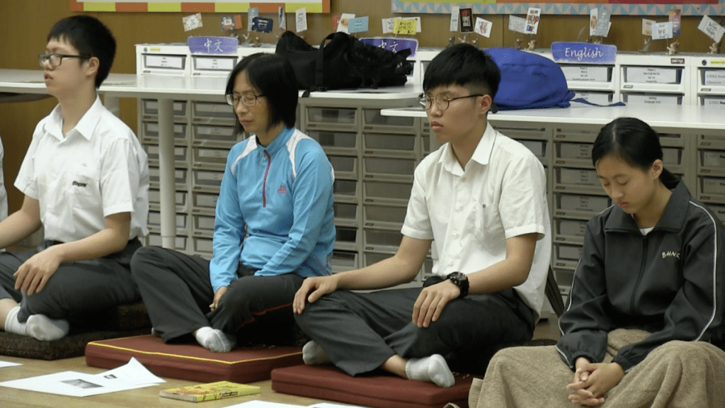 顏珞殷（右一）與眾位同學正在冥想心中的島嶼