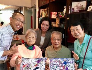 香港賽馬會安寧頌計劃旗下的聖雅各福群會「安．好」居家寧養服務，是當地其中一項提供晚期護老服務的計劃，為患者及照顧者提供一站式的全面服務，支援患者及其家人的生活。