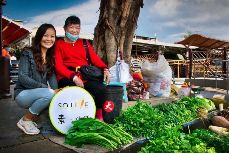 「素生活」創辦人Daphne走入錦田社區，向居民及商戶派發搓手液，帶出健康綠色生活的重要性。圖為Daphne與「榕樹下的婆婆」、經營菜檔的林太合照。
