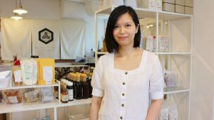 May與丈夫開設小店售賣日本純素食材，她主要負責打理店面，丈夫擔任採購工作。