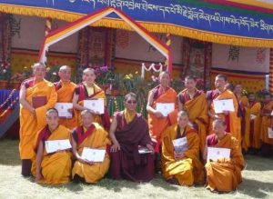 Ani Rigzin Lhamo的上師Gangteng Trulku Rinpoche（圖中）