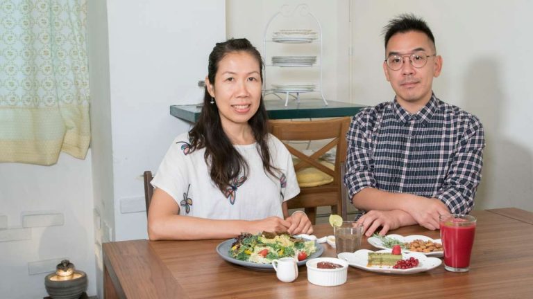 Wings(左)與Ron相識多年,因為raw food而「重遇」,更合作推廣生素飲食。