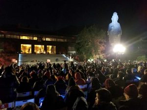 去年除夕夜，有一千八百多位法師與信眾齊集慈山寺，出席一年一度的元旦蓮花燈叩鐘法會。