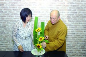 馬來西亞國際花藝教育協會名譽顧問王梅麗（左）是籌辦和促成世界花藝展的推手及靈魂人物之一，她和開國法師（右）彼此間的法緣也因花藝而變得深厚。