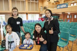 鳳溪創新小學的李淑賢校長（右一），多年來致力在校內推動素食風氣，希望小朋友吃得健康有「營」。