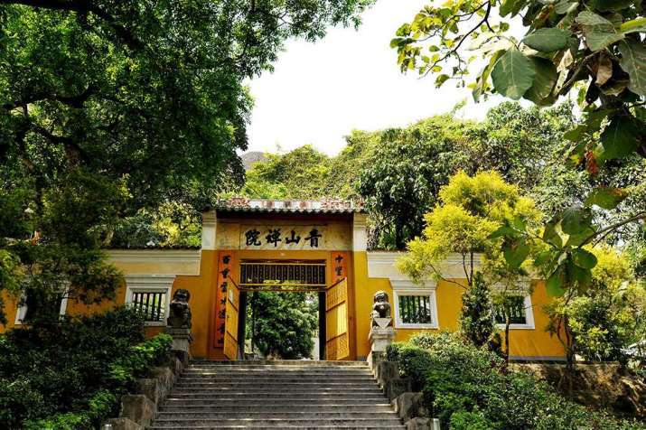 青山寺又名青山禪院，是香港三大古剎之一。