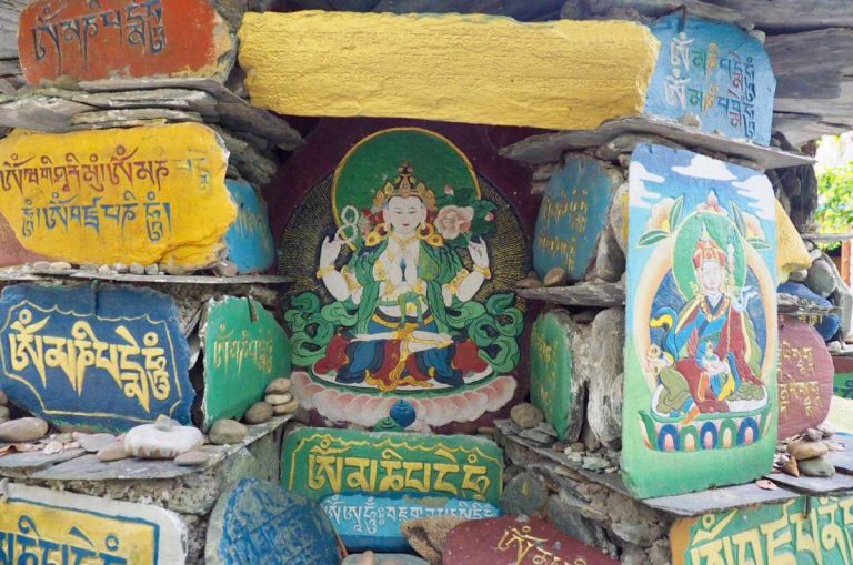 印度達蘭薩拉的的轉山路上有著許許多多的嘛呢石，圖中央為刻有觀世音菩薩像的六字大明陀羅尼。