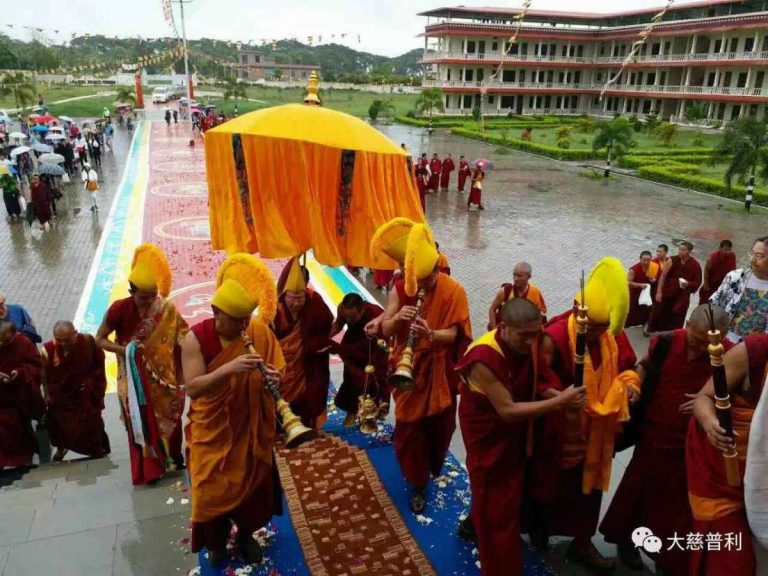 去年新一任的蔣孜曲哲來哲蚌寺洛色林Pomra康村說法時攝，可以看到高僧出行時也會用到佛教的音聲。