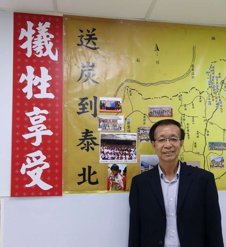 由曾醒明一手創辦的「送炭到泰北」慈善計劃，三十多年來一直幫助泰北山區的中國遺民改善生活，推廣華文。