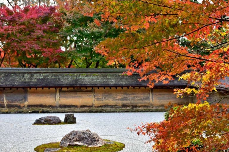 在京都龍安寺（Ryoan-ji），無論我們站在庭內何處，都無法一窺全部十五塊石頭（圖：Zekkei Japan）
