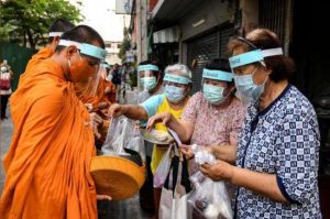 泰國市民向僧人布施（圖：路由社）