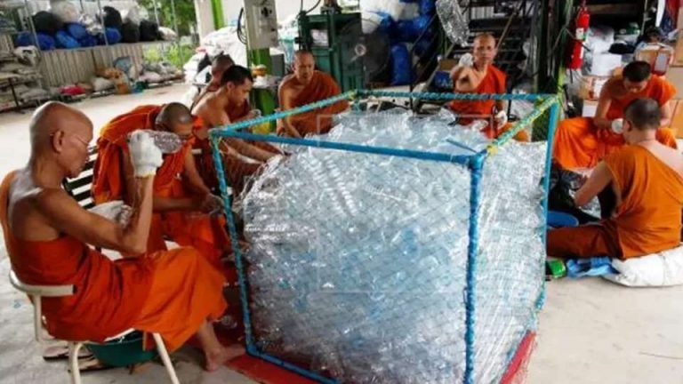 僧人以兩年時間回收塑膠，至今已製作了逾800套袈裟