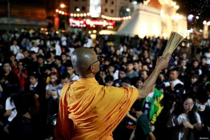 泰國民眾於市區廣場舉行了悼念集會，僧侶帶領群眾為死傷者誦經迴向（圖：路透社）