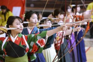 有1,600名二十歲少女參加今年的全國弓道競技大會（圖：japantoday.com）