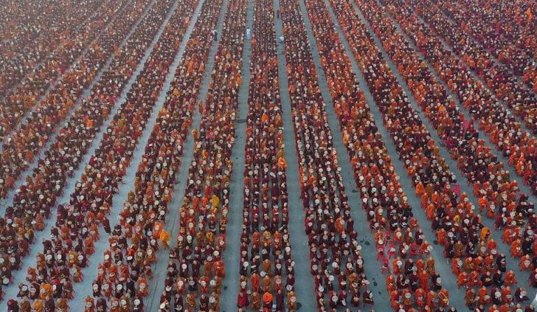 30,000名僧人在寒冷天氣下聚首一堂，誦經祈福及接受布施（圖：Dhammakaya Foundation / AFP ）