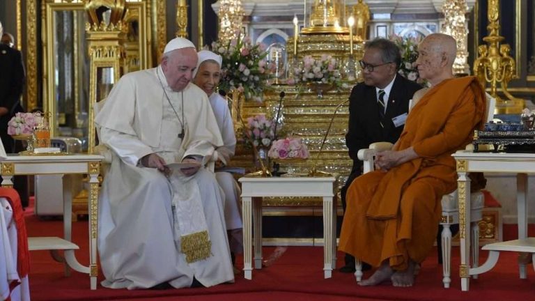 天主教教宗方濟各拜會泰國第二十任僧王頌德帕摩訶穆尼翁九世（圖：梵蒂岡廣播電台）