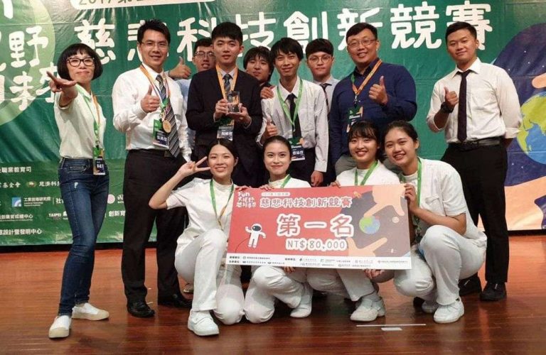 「溫暖科技」團隊研發出「Smart Guide智慧導眼」，獲得競賽冠軍（圖：南臺科技大學）