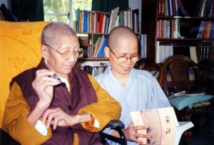 華梵大學創辦人曉雲法師（左）與悟觀法師（圖：網上圖片）