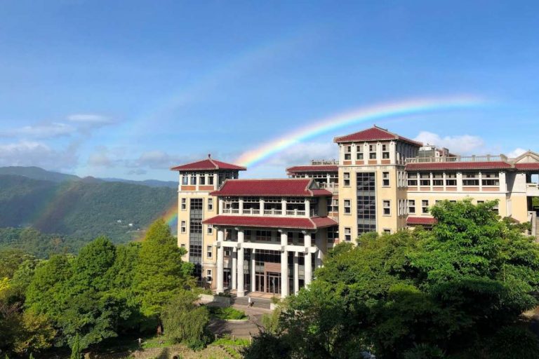 網民認為華梵大學是全台灣最荒涼的大學。該校聳立高山上，確實令人感覺「與世隔絕」。惟日前校園迎來美麗「雙虹」，此情此景，絕非位一般位處煩囂市區的大學所能體驗得到（圖：華梵大學Facebook專頁）。