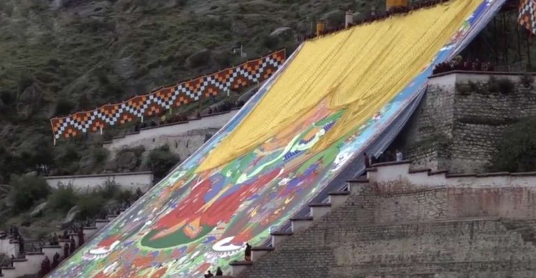 哲蚌寺的巨幅唐卡（圖：中國新聞網影片）