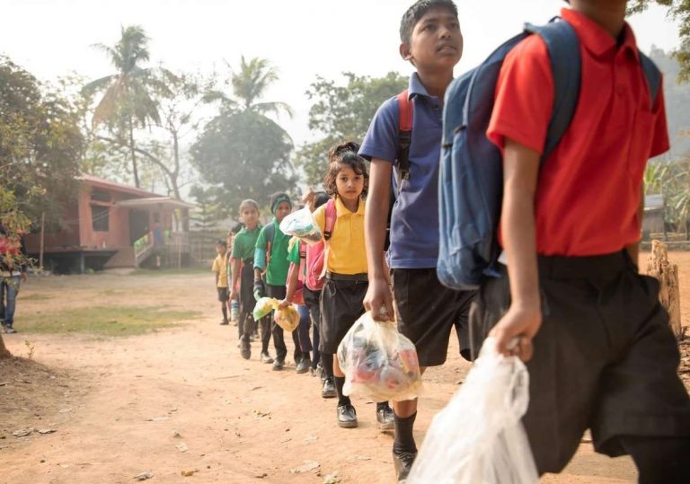 在印度阿薩姆邦（Assam）一間學校，常常都有一群學生拿著大袋塑膠垃圾，包括塑膠瓶、膠飲管等進入校園。他們只要每周帶來二十五個塑膠垃圾，就能免費上課。（圖：Akshar Foundation ）