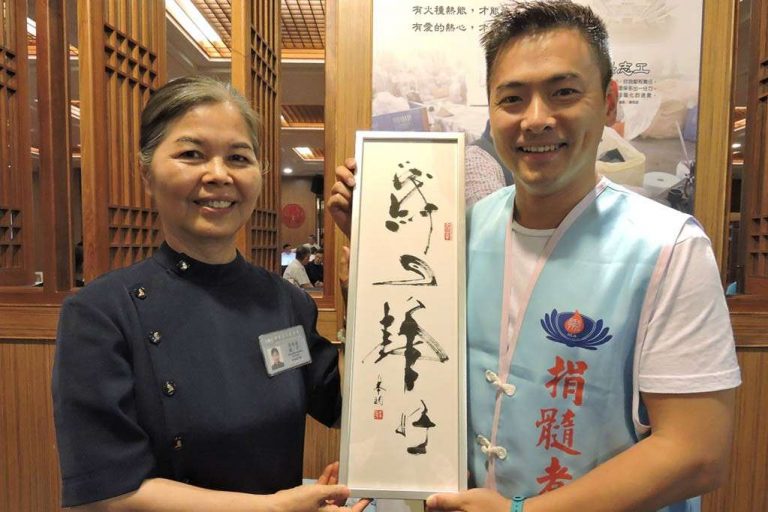 當日致電予小兵表示配對成功的慈濟志工黃瑞蓮(左),也有現身活動,跟小兵一同推動骨髓捐贈(圖:顏福江/慈濟基金會)。