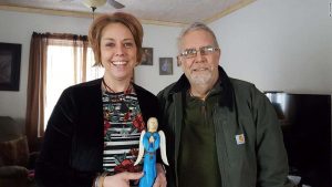比爾為貝卡製作了一個木雕天使像，並塗上她最愛的顏色，以示感激（圖：美國有線電視新聞網）