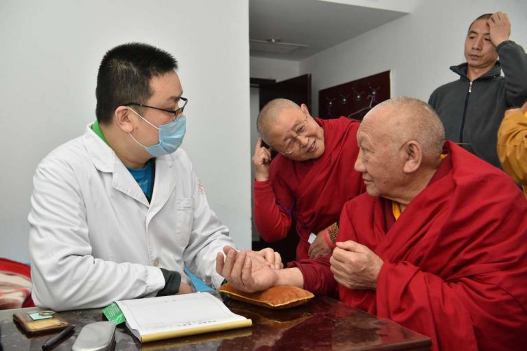 真容寺日前舉行義診活動，圖為中醫師正為僧侶把脈斷診（圖：北京真容公益基金會）。
