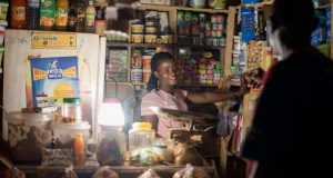 蕾思莉研發的太陽能「即用即付」系統，現時已惠及無數非洲貧窮人口（圖：Angaza Facebook）