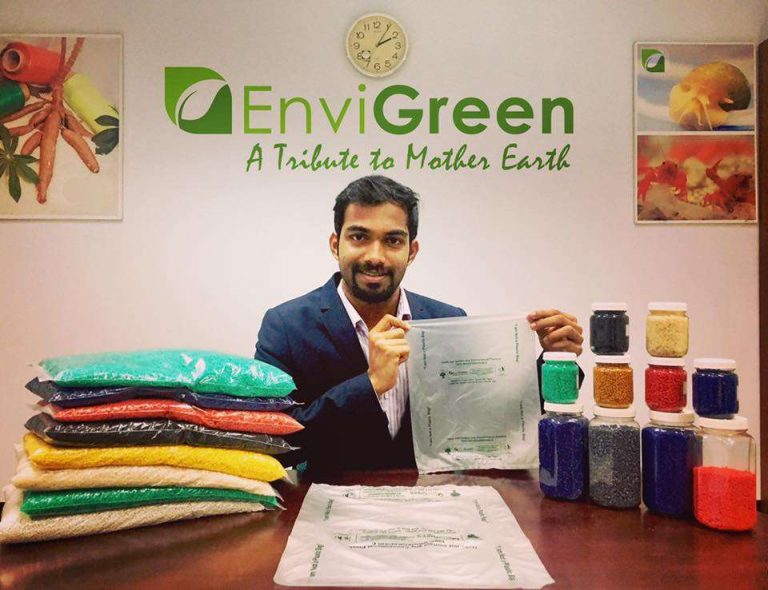 印度青年阿斯沃思研發了一款「可食用環保袋」（圖：The Better India）