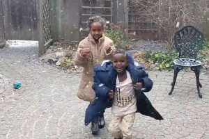 來自非洲厄立特里亞的兩姊弟，人生第一次看見下雪，開心得手舞足蹈（圖：Rebecca Davies Youtube片段）
