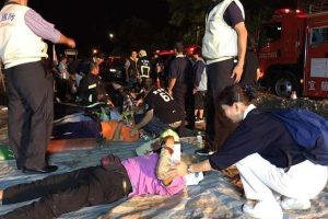 台灣「普悠瑪」號列車昨日在宜蘭縣新馬車站出軌，造成大量傷忙。慈濟志工在事故發生後，前往現場協助（圖：慈濟基金會）。