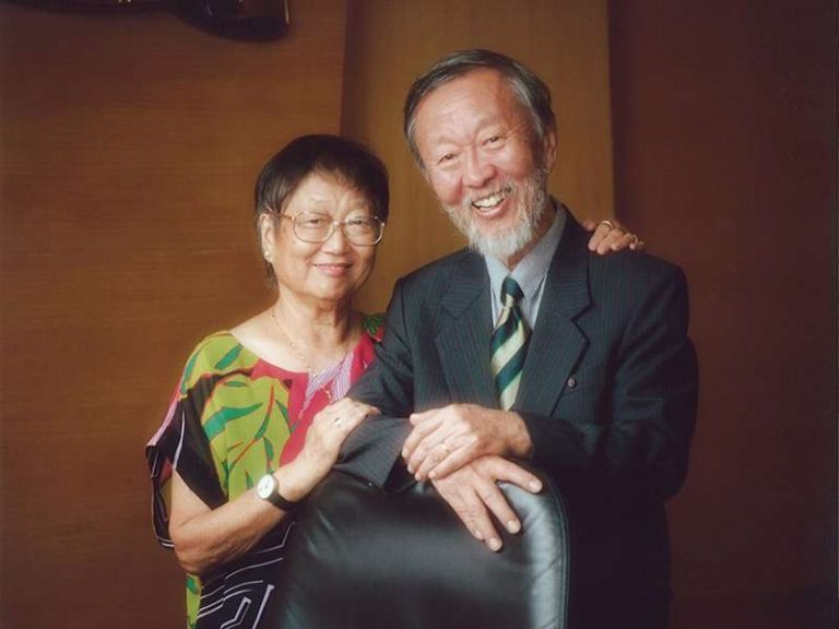 高錕（右）的太太高黃美芸（左）說，「高錕慈善基金會」將依照高錕遺願繼續營運，服務腦退化症患者及家屬（圖：香港中文大學）。