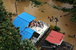 印度喀拉拉邦洪水災情嚴重，有許多災民被洪水圍困（圖：視覺中國）