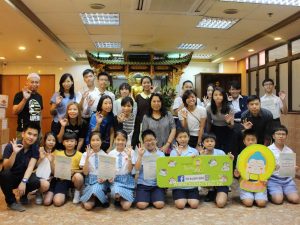 一群中丶小學生參與佛教短片創作比賽「短片有賞」。圖為7月6日的頒獎典禮。