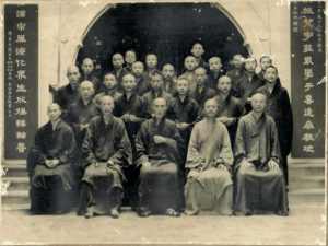 華南學佛院第一屆師生合照，攝於1949年。前排左一為定西老法師，左二為倓虛老法師，右二為樂果老法師。（圖：加拿大湛山精舍提供）