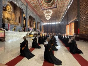 「佛光山2021年傳授萬佛沙彌戒」在大雄寶殿舉行正授典禮。（圖：佛光山）
