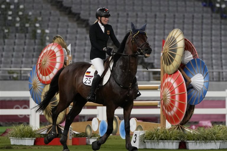 德國教練蕾絲娜在東奧女子現代五項賽事的馬術項目中打馬匹「聖男孩」（圖），國際現代五項總會11月4日宣布，2028年洛杉磯奧運現代五項比賽中將取消馬術。（圖：美聯社） 。